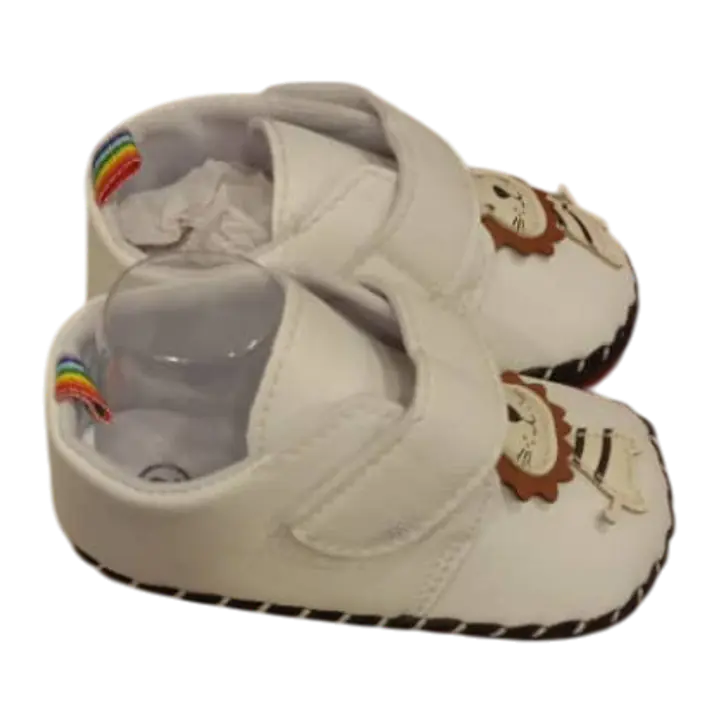 White Baby Shoes With a Cartoon Lion Appliqué - Master